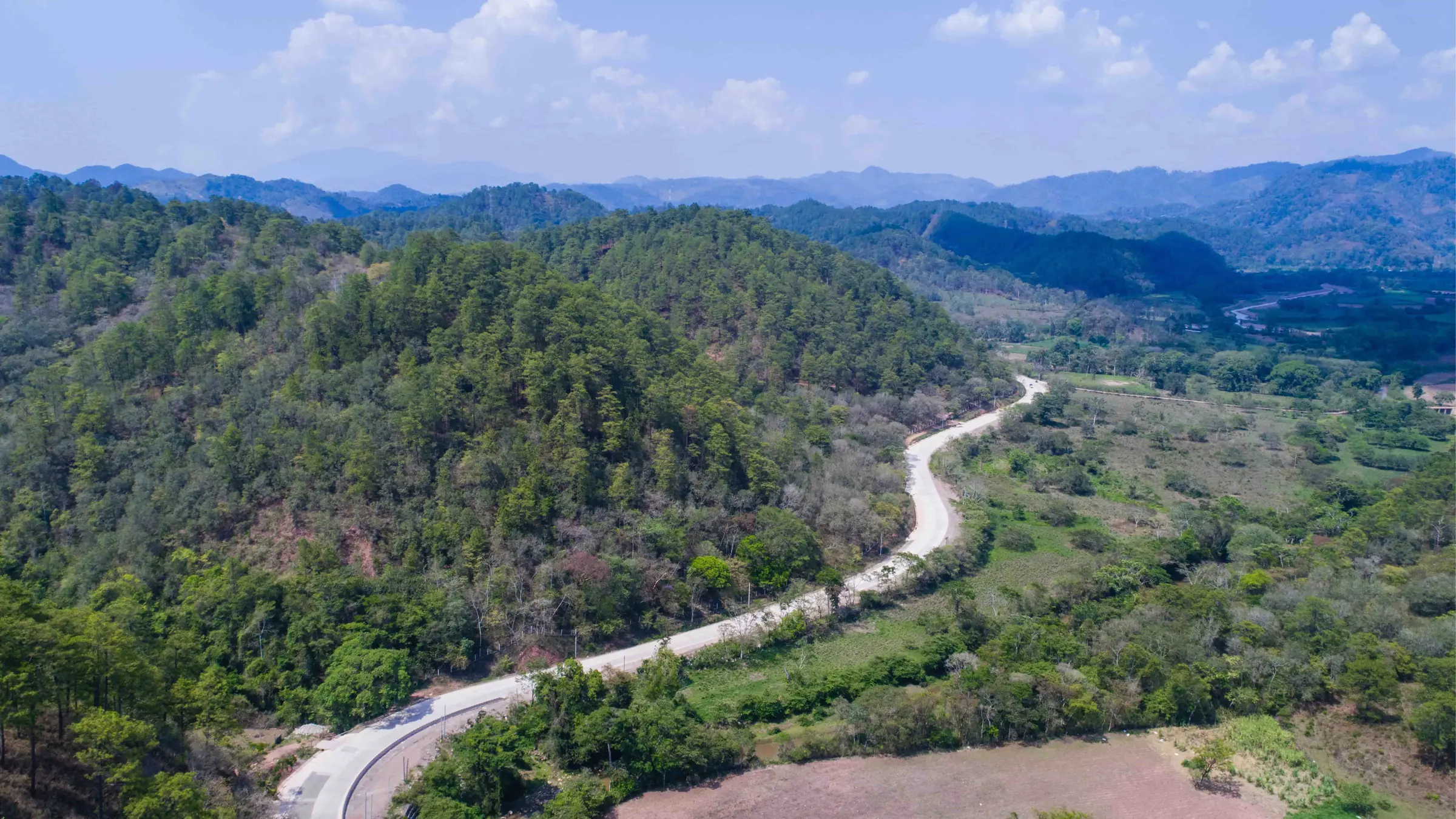 Carretera entre montañas en Honduras, vista desde dron