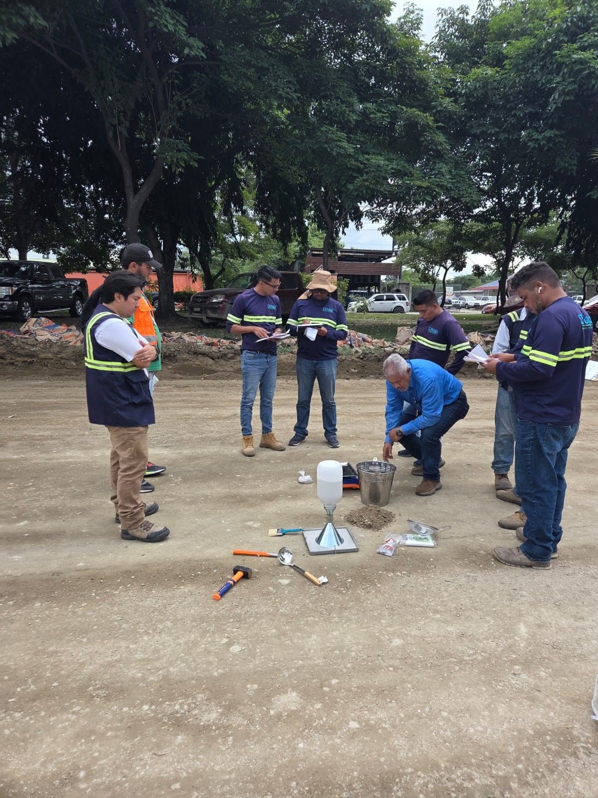 Técnicos de Ditop en prueba de densidad con cono de arena
