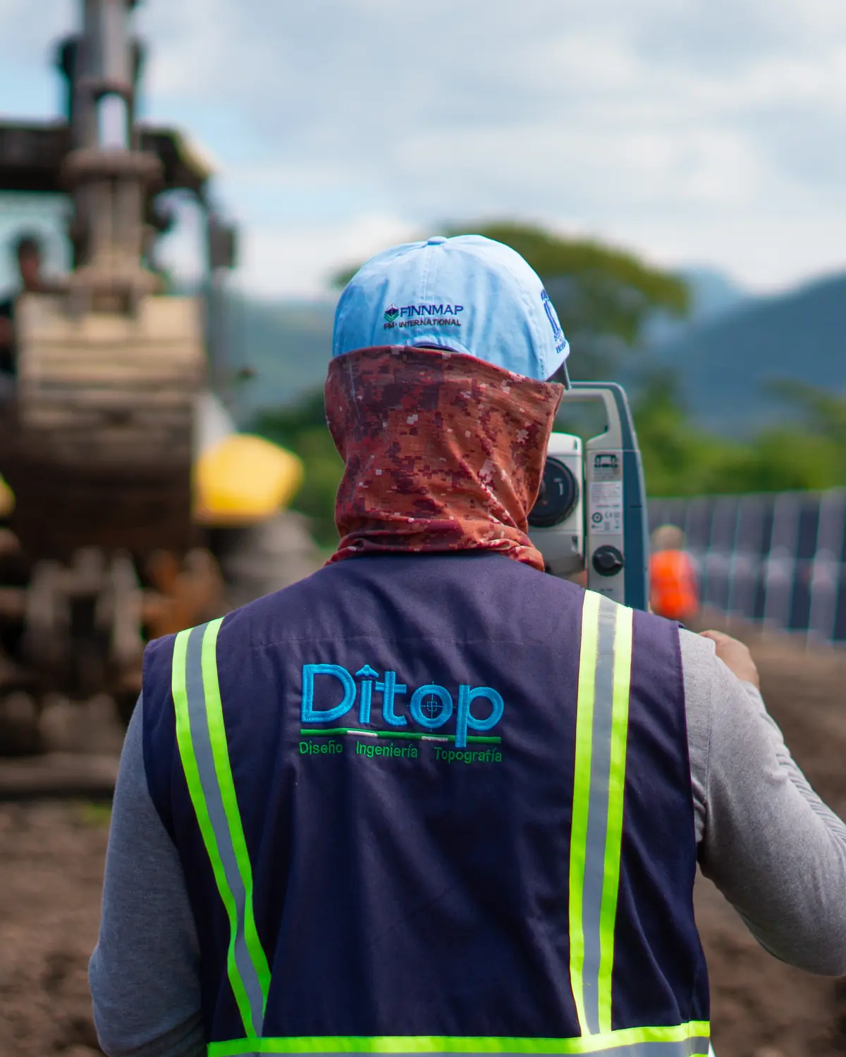 Técnico de Ditop supervisando trabajos de terracería en campo