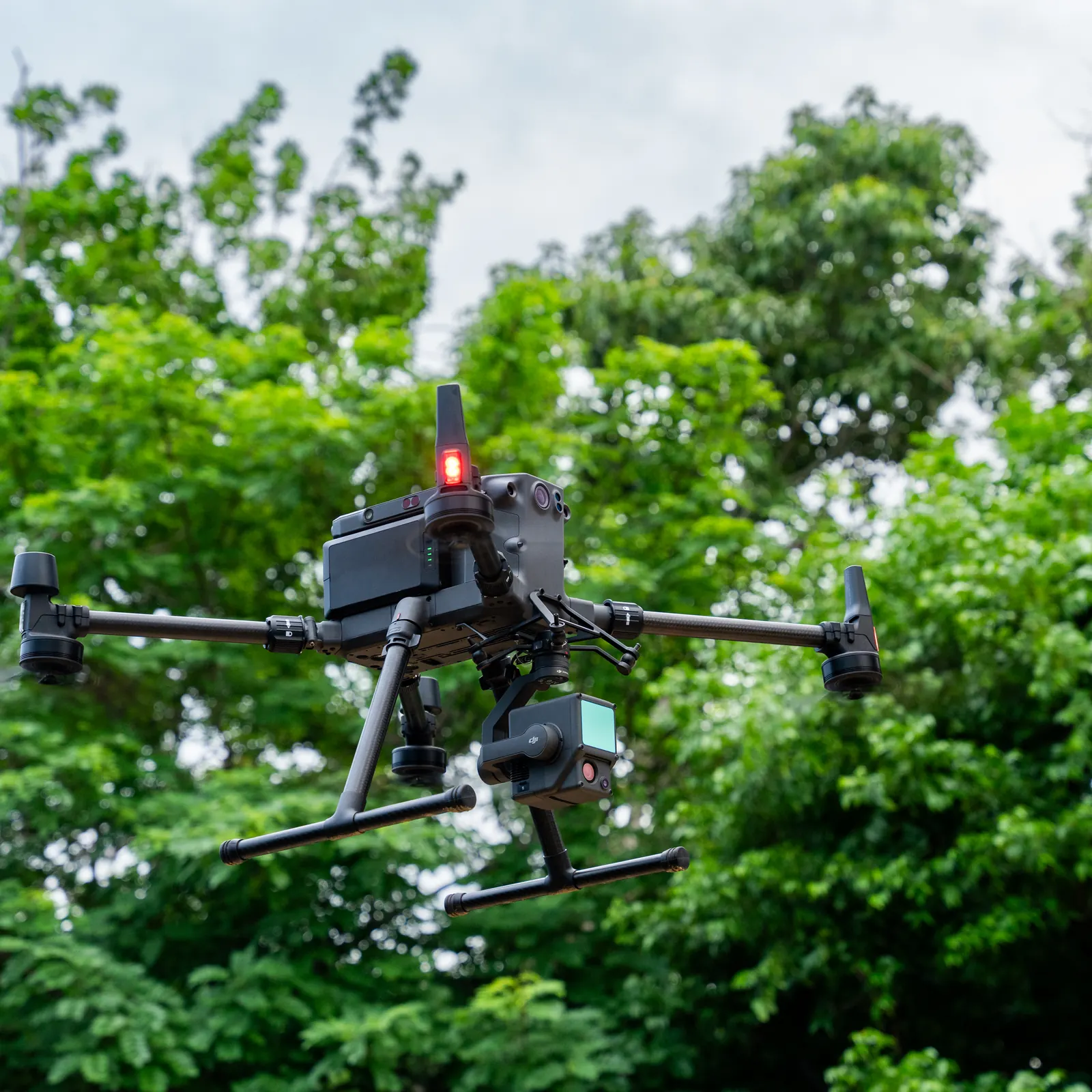 Dron de Ditop en vuelo sobre vegetación